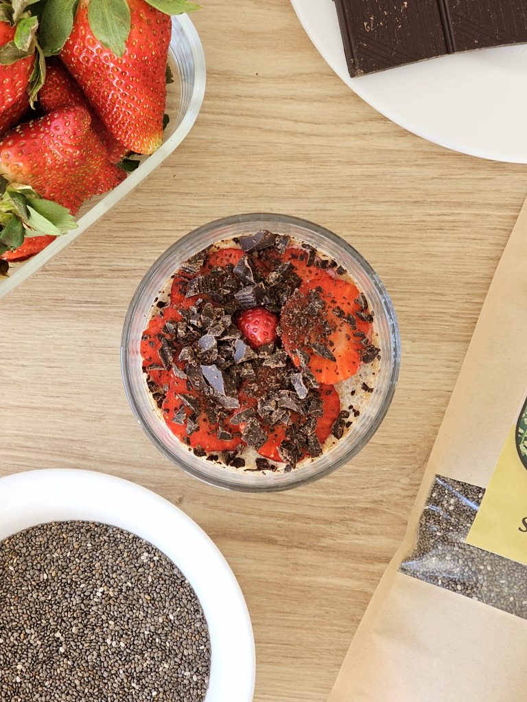 Chia pudding con fragole e cioccolato fondente