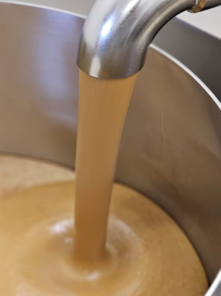 Crema di nocciole italiane tostate 100%, senza zuccheri aggiunti, senza conservanti.