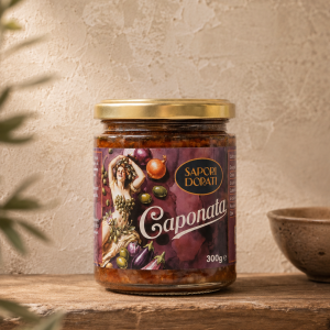 Contorno di caponata siciliana tradizionale, con melanzane, olive, capperi, sedano, cipolla